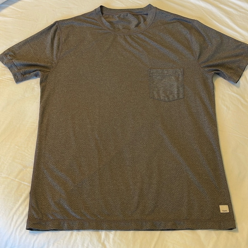 Vuori Tradewind Performance Tee Quartz Heather Men’s size Medium EUC